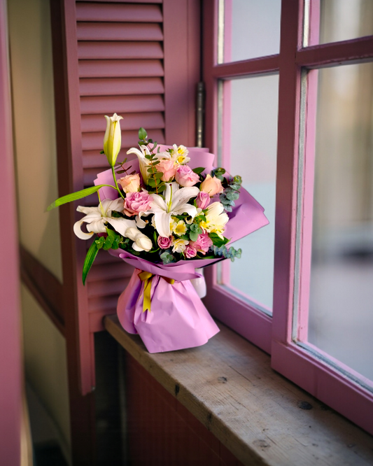 Soft Bloom Elegance Pembe -Beyaz Zerafet Buketi