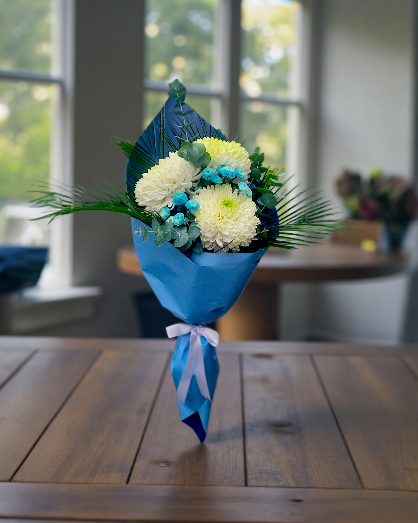 Blue Serenity Bouquet Beyaz Anastasia & Mavi Dokunu? özel tasar?m – Çiçeklendir Ankara ayn? gün