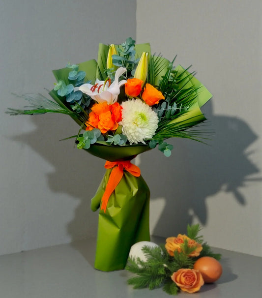 Citrus Garden Elegance Beyaz Anastasia ve Turuncu Gül Buketi – Ankara çiçek siparişi