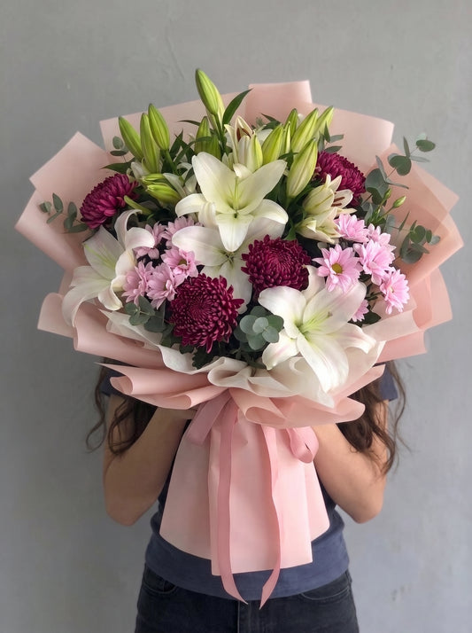 Royal Lily Amethyst – Beyaz Lilyum ve Mor Anastasia Buketi
