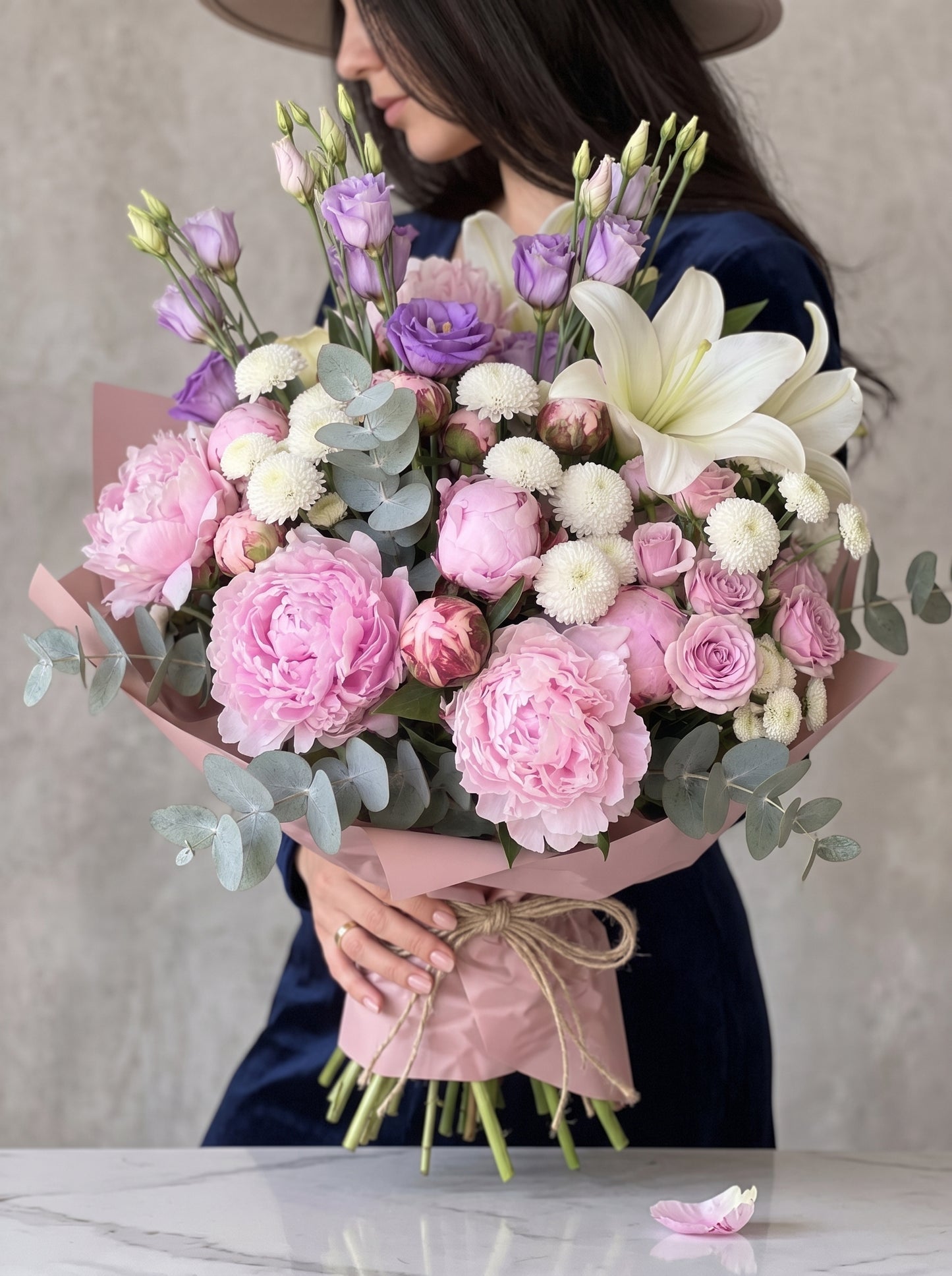 Royal Peony Elegance Şakayık, Lilyum ve Lisyantus Premium Buketi