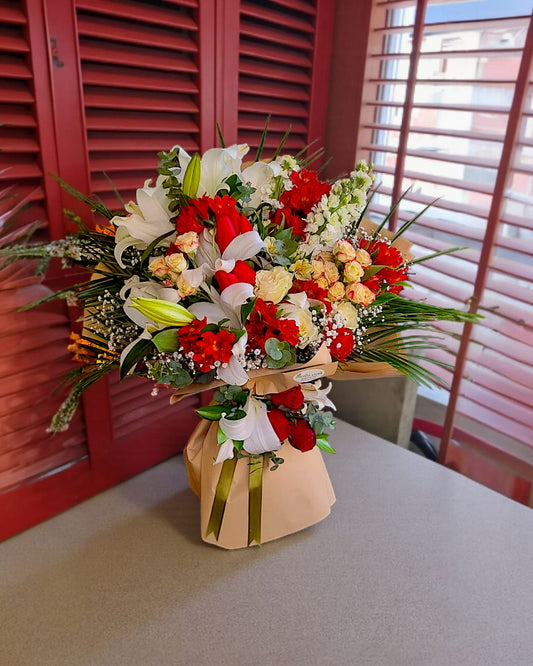 Crimson & Lily Elegance Kırmızı&Beyaz Buketi