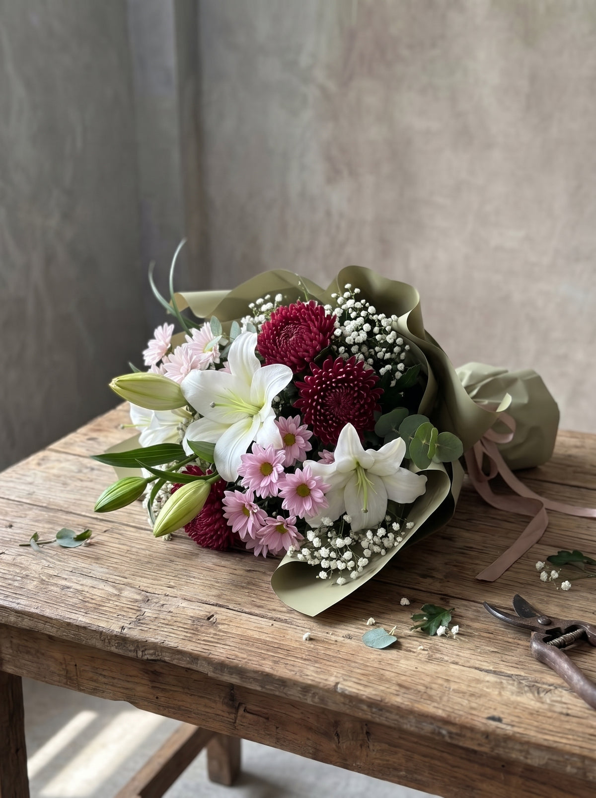 Royal Burgundy Harmony – Lilyum ve Kasımpatı Buketi