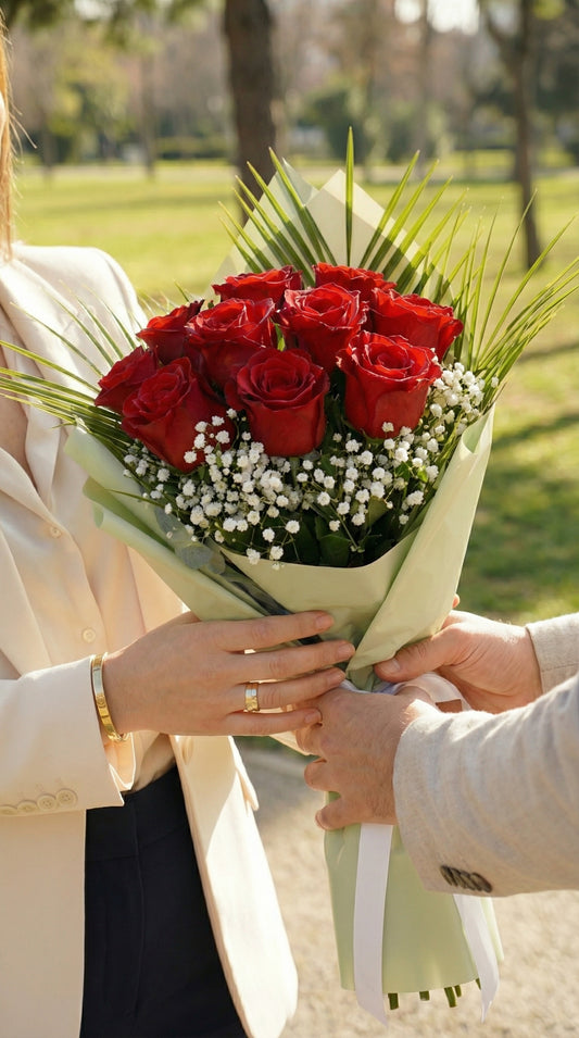 Emerald Red Harmony Yeşil Dokunuşlu 10 Adet İthal Kırmızı Gül Buketi