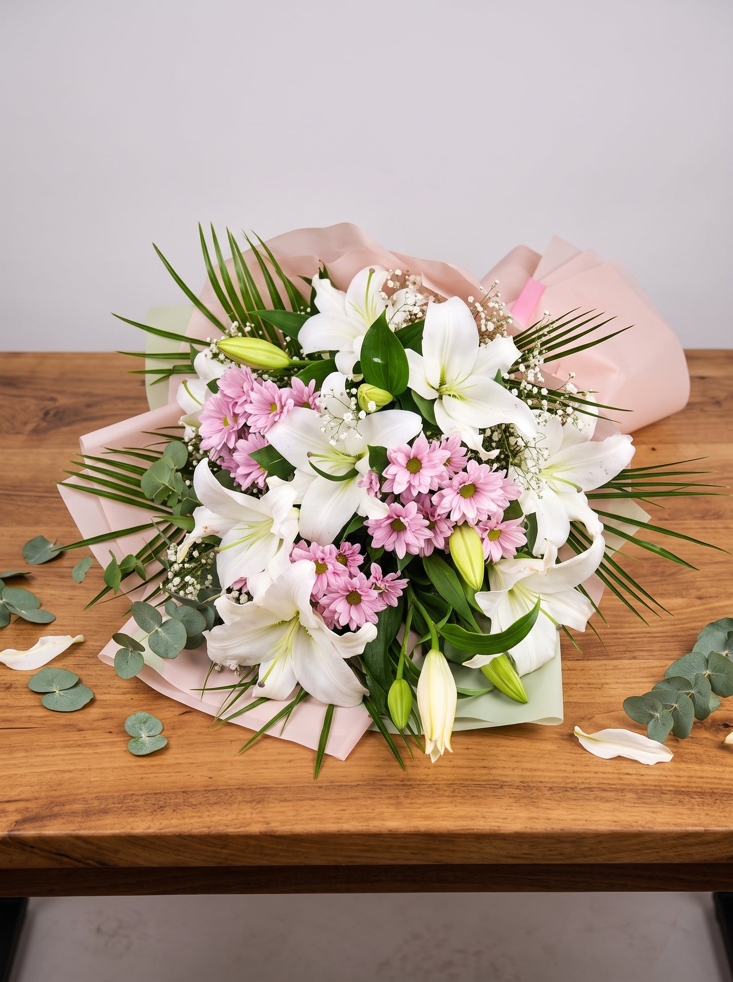White Blossom Majesty Lilyum ve Krizantem Buketi