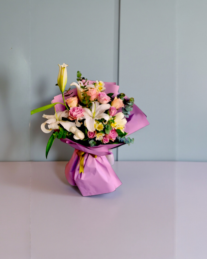 Soft Bloom Elegance Pembe -Beyaz Zerafet Buketi