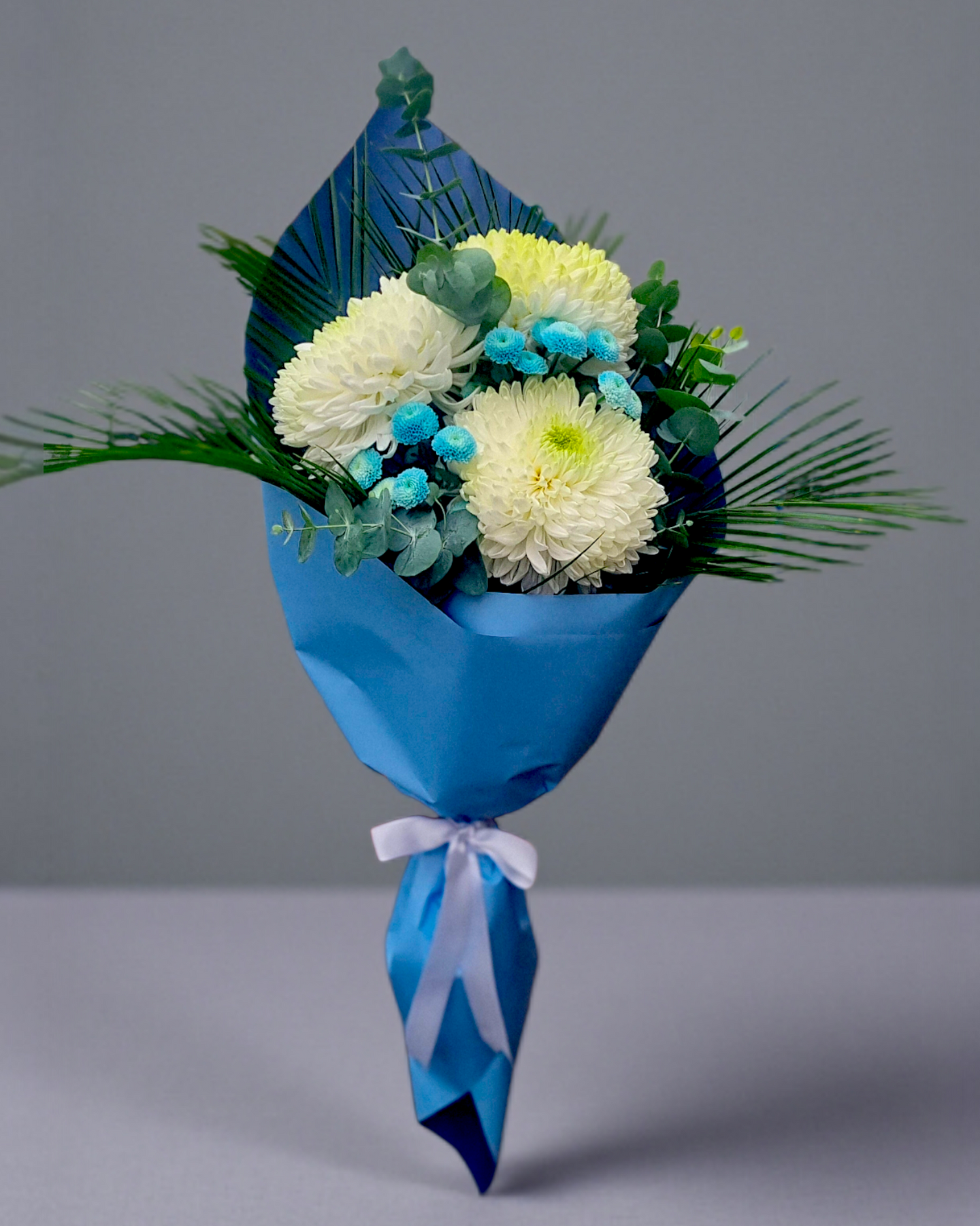 Blue Serenity Bouquet  Beyaz Anastasia & Mavi Dokunuş - Çiçeklendir