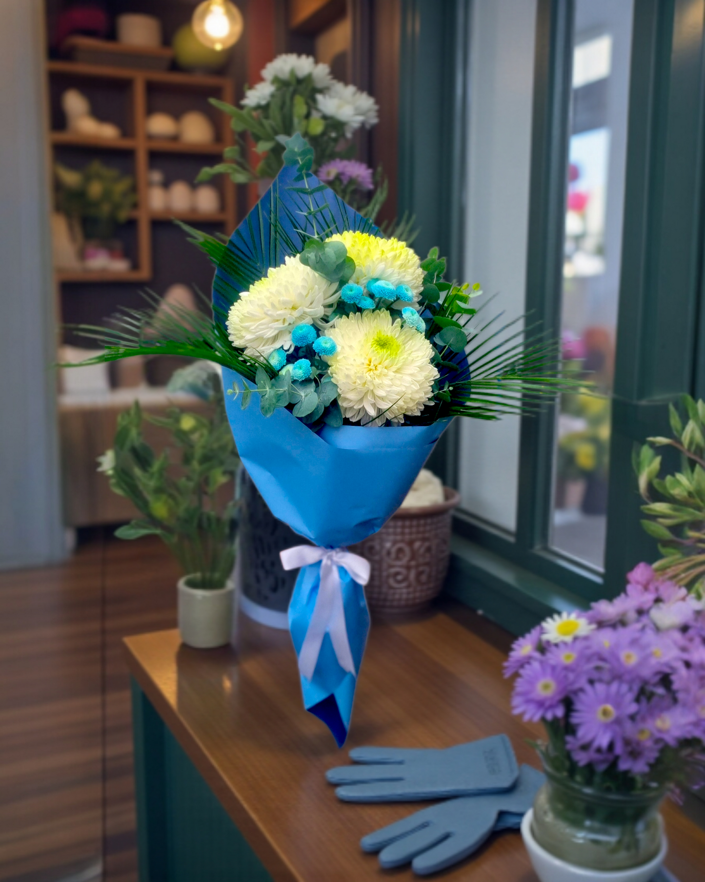 Blue Serenity Bouquet  Beyaz Anastasia & Mavi Dokunuş - Çiçeklendir