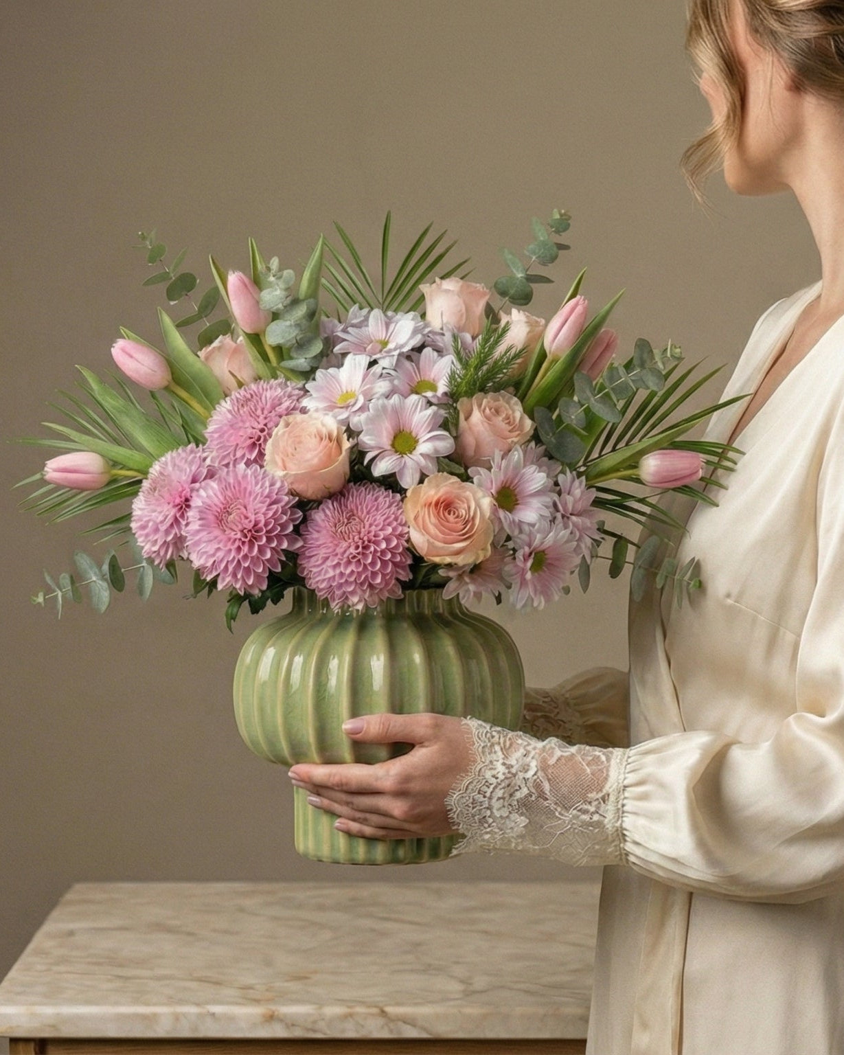 Blush Garden Harmony Yeşil Vazoda Pembe Bahar Aranjmanı