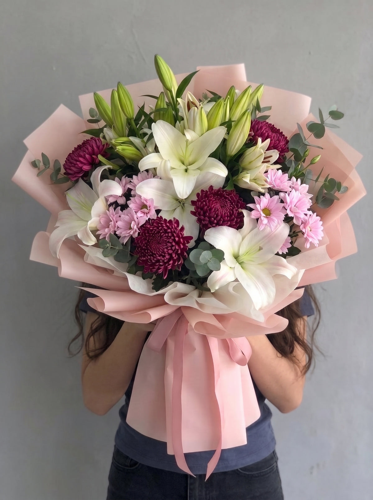 Royal Lily Amethyst – Beyaz Lilyum ve Mor Anastasia Buketi