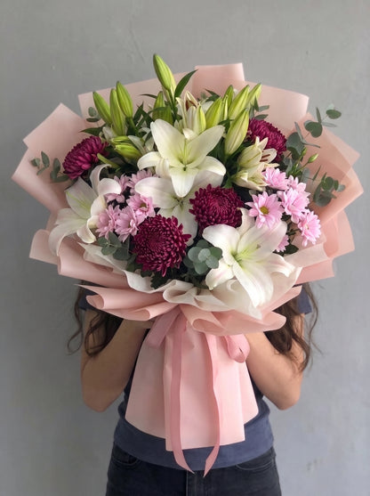 Royal Lily Amethyst – Beyaz Lilyum ve Mor Anastasia Buketi