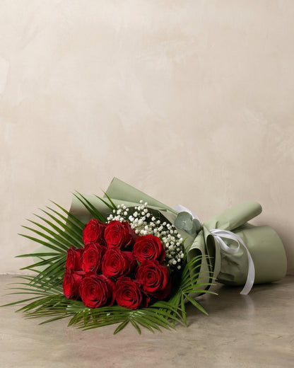 Emerald Red Harmony  Yeşil Dokunuşlu 10 Adet İthal Kırmızı Gül Buketi