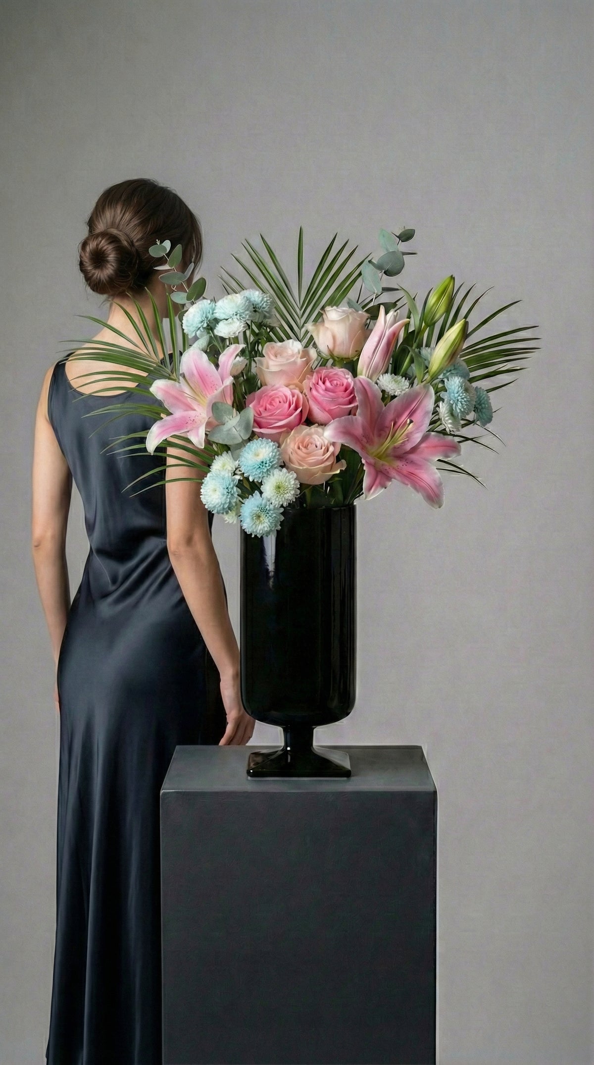 Velvet Lily Harmony  Siyah Vazoda Pembe Lilyum & Gül Zarafeti