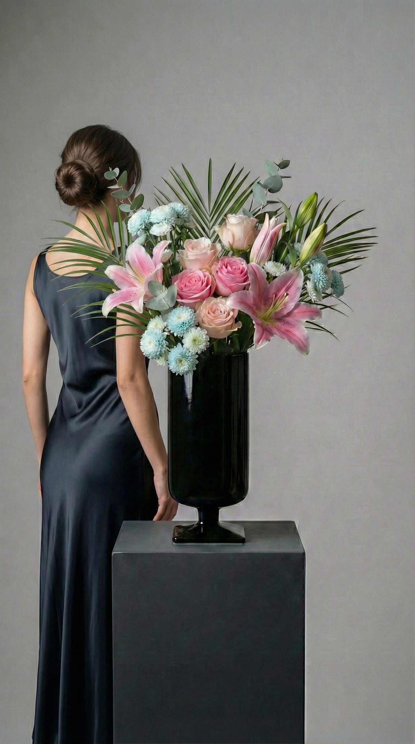 Velvet Lily Harmony  Siyah Vazoda Pembe Lilyum & Gül Zarafeti