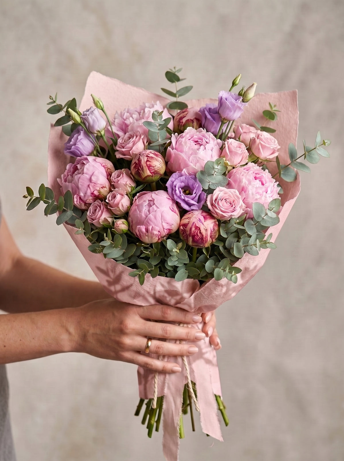 Royal Peony Harmony – Şakayık, Gül ve Lisyantus Buketi