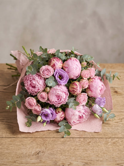 Royal Peony Harmony – Şakayık, Gül ve Lisyantus Buketi