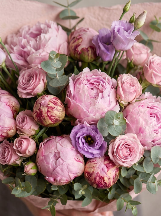 Royal Peony Harmony – Şakayık, Gül ve Lisyantus Buketi