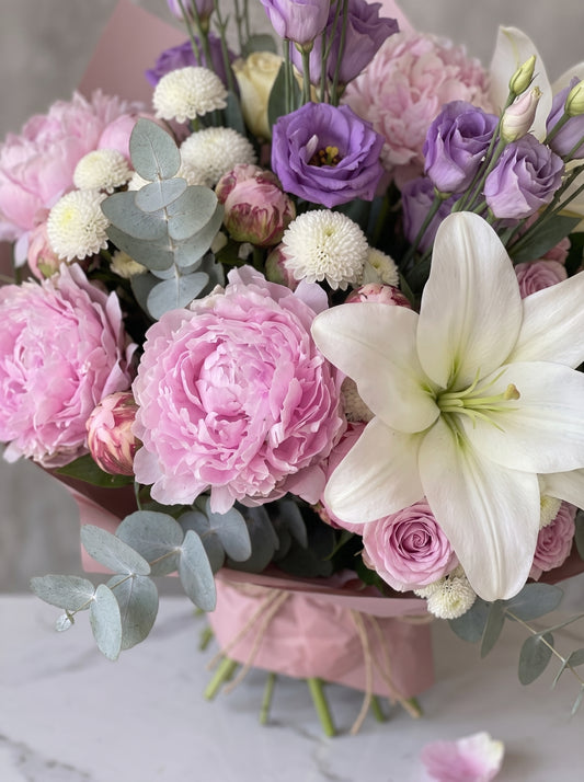 Royal Peony Elegance  Şakayık, Lilyum ve Lisyantus Premium Buketi