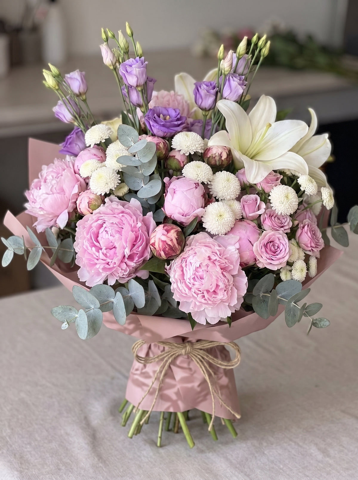 Royal Peony Elegance  Şakayık, Lilyum ve Lisyantus Premium Buketi