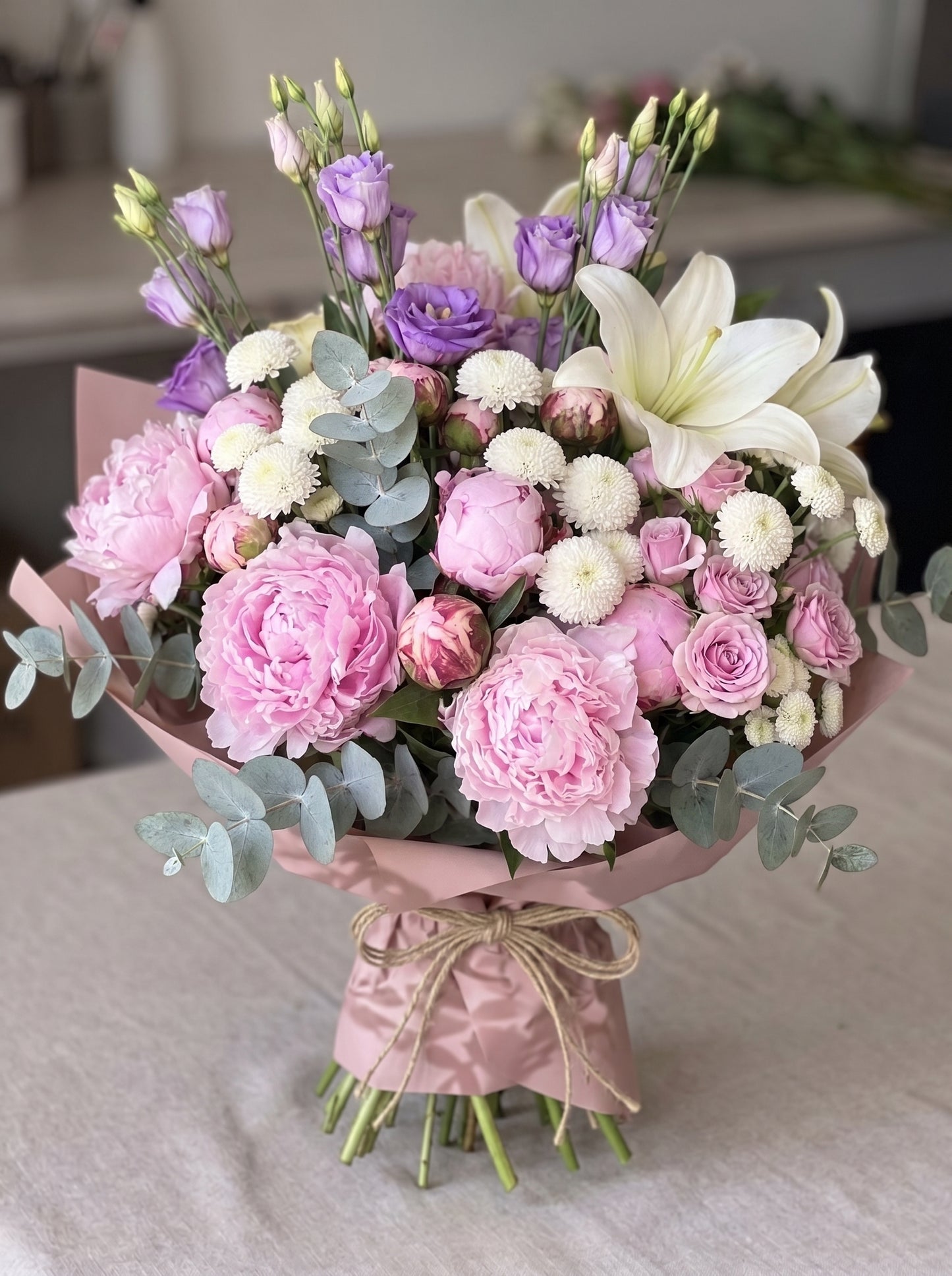 Royal Peony Elegance  Şakayık, Lilyum ve Lisyantus Premium Buketi