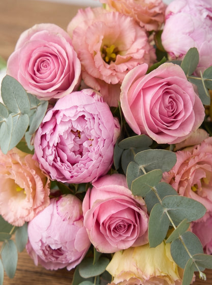 Blush Peony Elegance  Şakayık, Gül ve Lisyantus Gelin Buketi