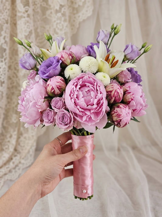 Royal Peony Bridal Elegance  Şakayık, Lilyum ve Lisyantus Gelin Buketi