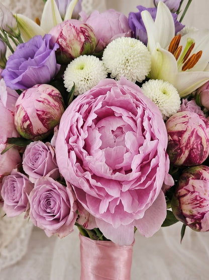 Royal Peony Bridal Elegance  Şakayık, Lilyum ve Lisyantus Gelin Buketi