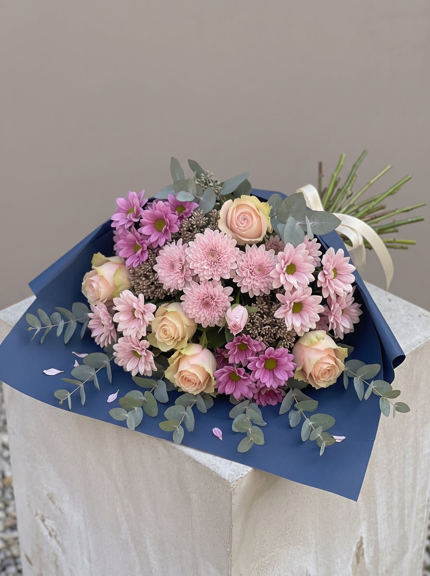 Blush Serenity  Açık Pembe Gül ve Anastasia Buketi