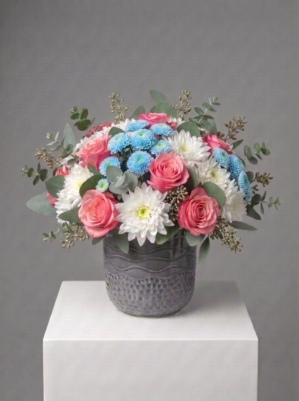 Pastel Blue Harmony  Pembe Gül & Mavi-Beyaz Krizantem Aranjmanı