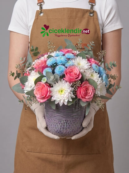 Pastel Blue Harmony  Pembe Gül & Mavi-Beyaz Krizantem Aranjmanı