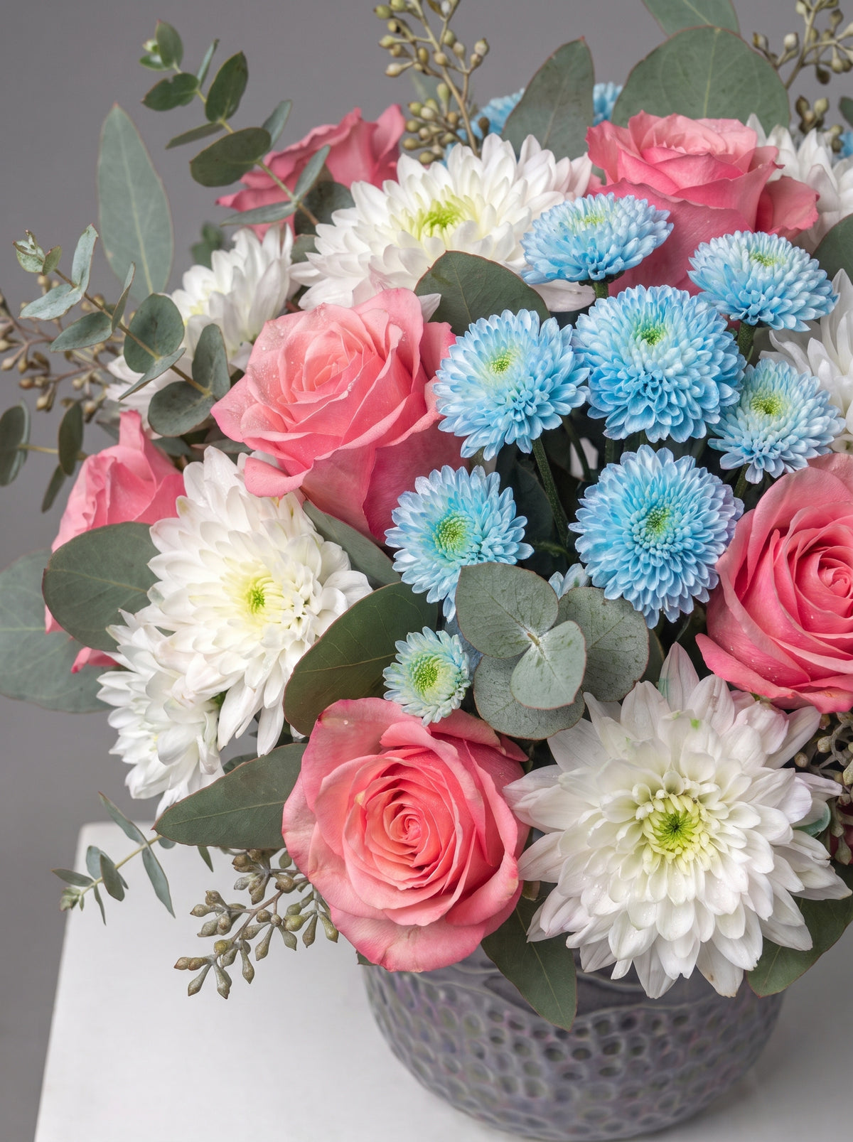 Pastel Blue Harmony  Pembe Gül & Mavi-Beyaz Krizantem Aranjmanı