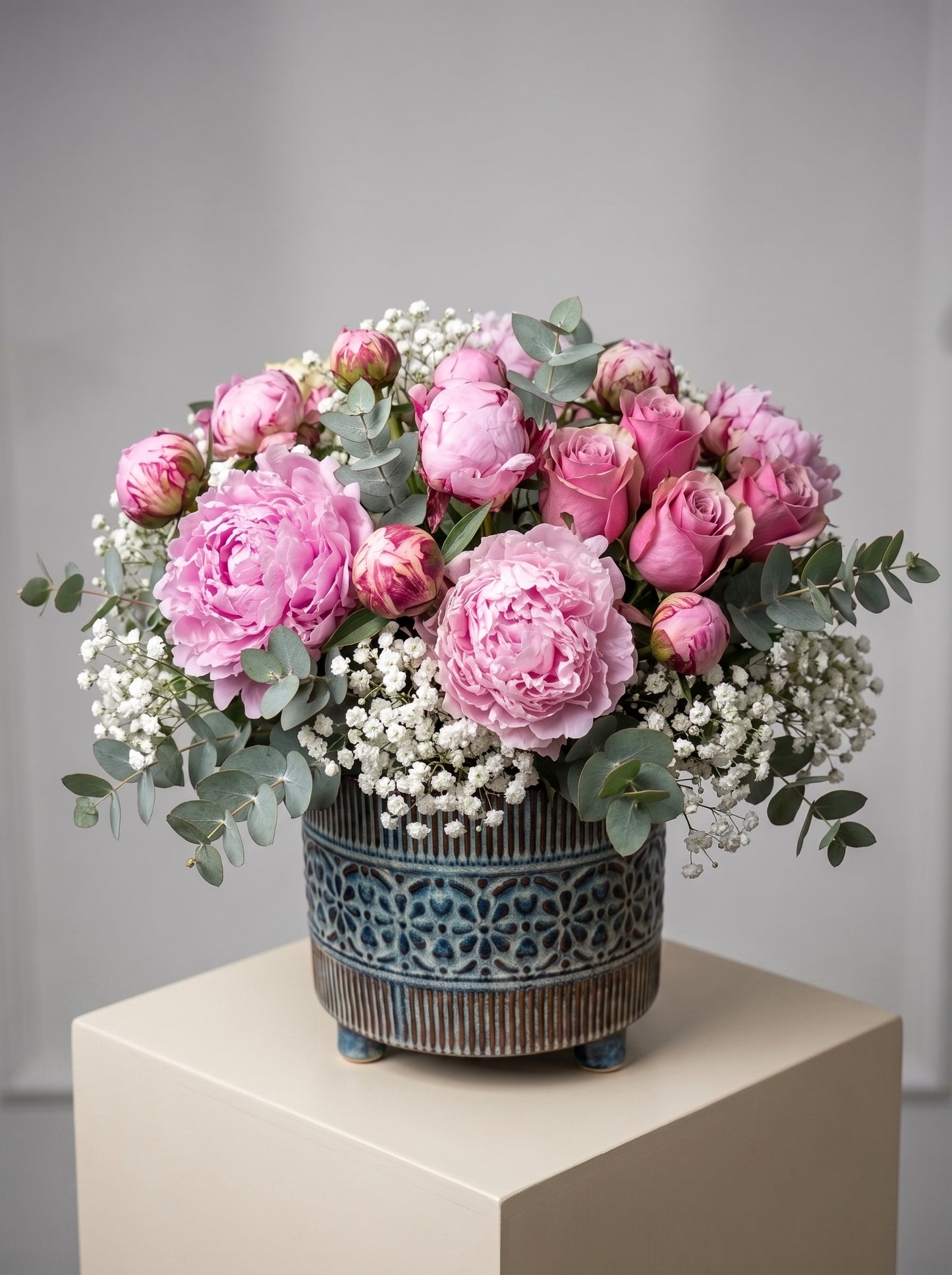 Royal Peony Grace  Şakayık ve Pembe Gül Vazolu Aranjman
