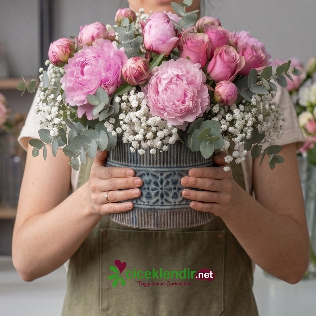 Royal Peony Grace  Şakayık ve Pembe Gül Vazolu Aranjman
