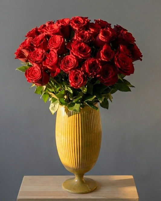 Golden Empress Roses – Altın Vazoda Kızıl Gül İhtişamı