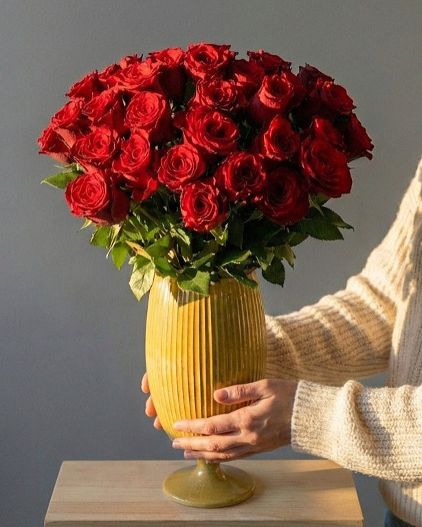 Golden Empress Roses – Altın Vazoda Kızıl Gül İhtişamı