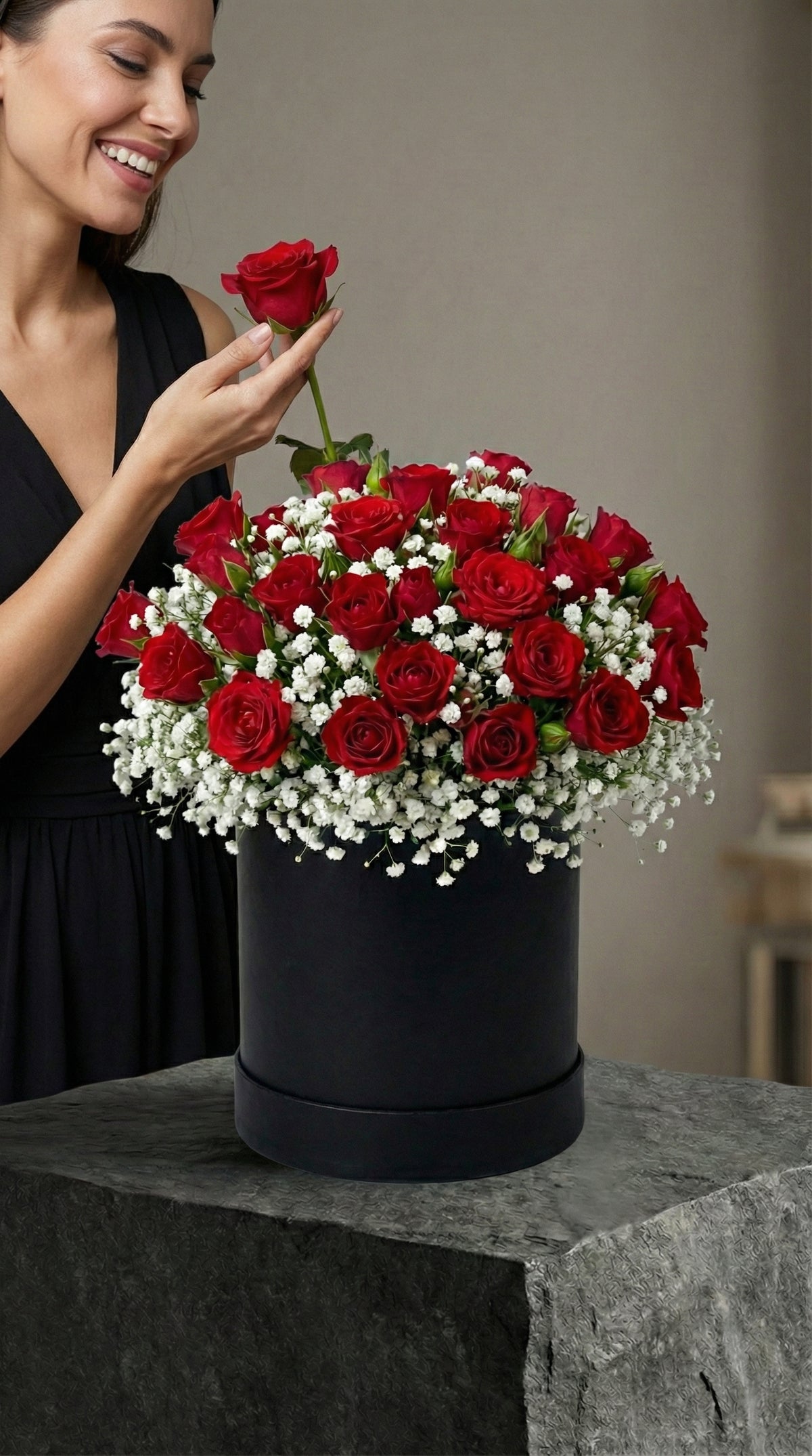 Midnight Pearl Roses Siyah Kutuda Kırmızı Gül Zarafeti