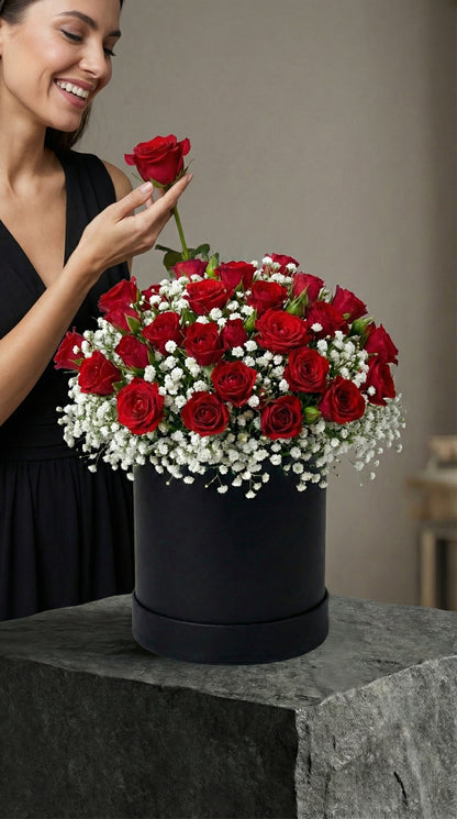Midnight Pearl Roses Siyah Kutuda Kırmızı Gül Zarafeti