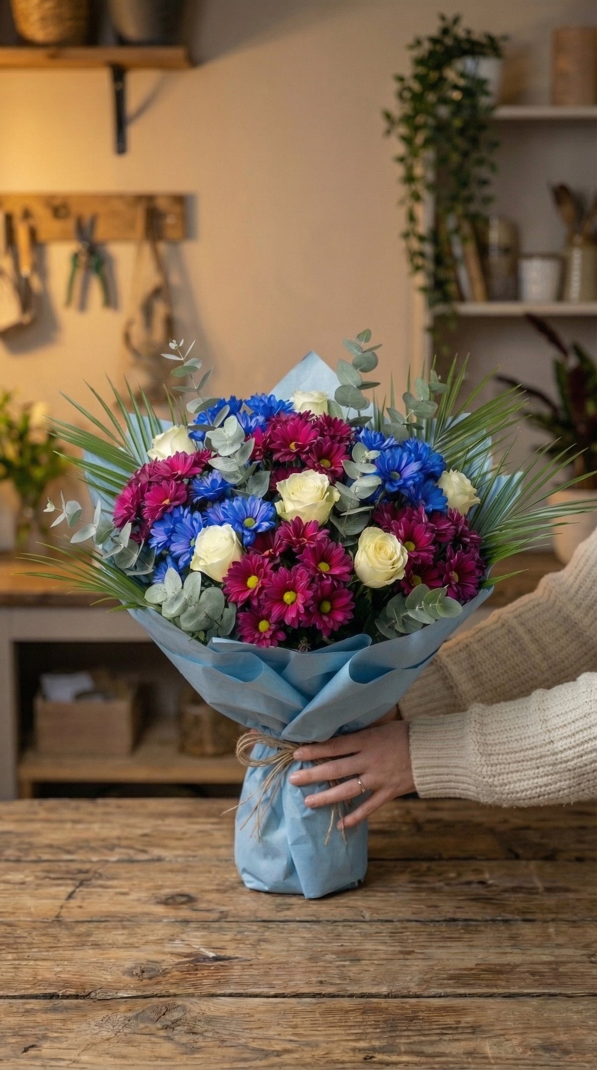 Blue Fuchsia Harmony  Mavi Fuşya Krizantem  Beyaz Gül Buketi