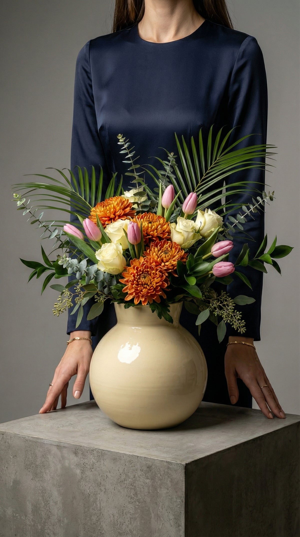 Golden Garden Bloom – Altın Vazoda Bahar Çiçekleri Aranjmanı