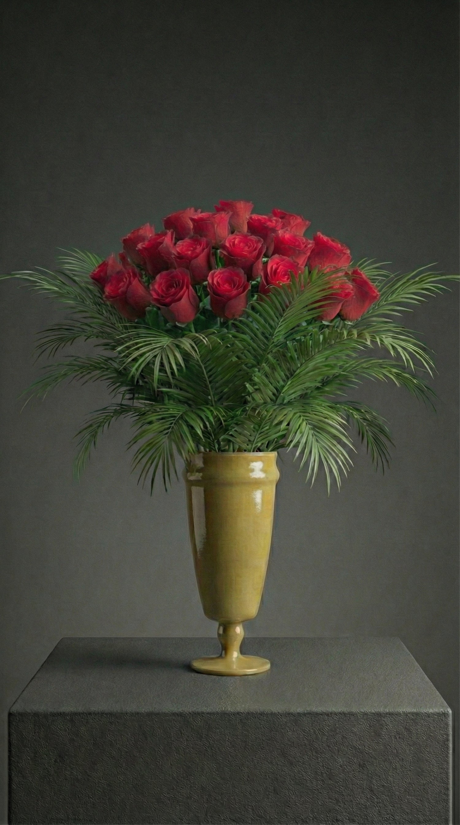 Imperial Palm Roses  Vazoda Asil Kırmızı Güller