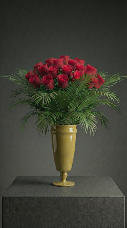 Imperial Palm Roses  Vazoda Asil Kırmızı Güller