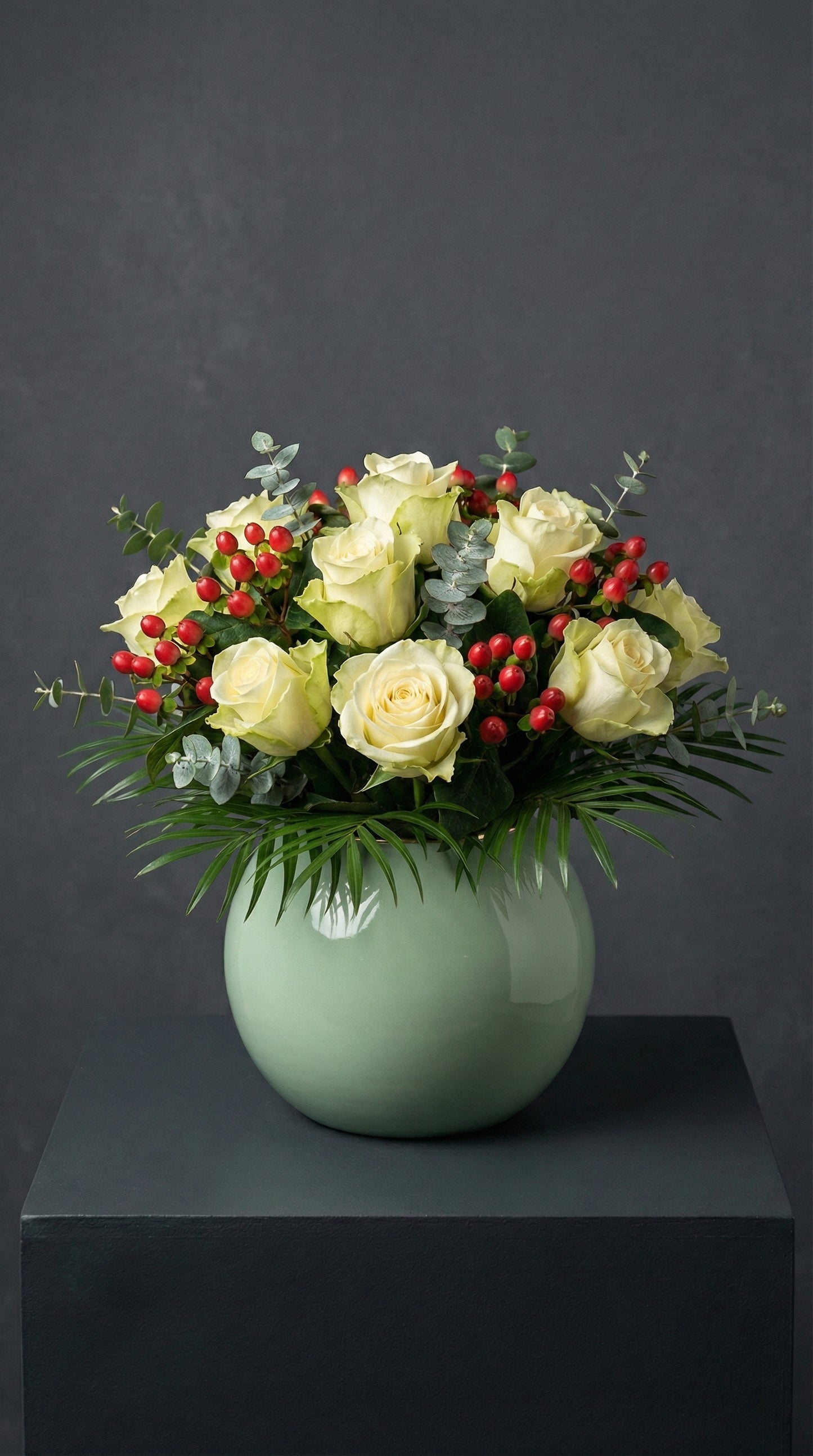 Ivory Berry Serenity  Yeşil Vazoda Beyaz Gül & Hypericum Zarafeti