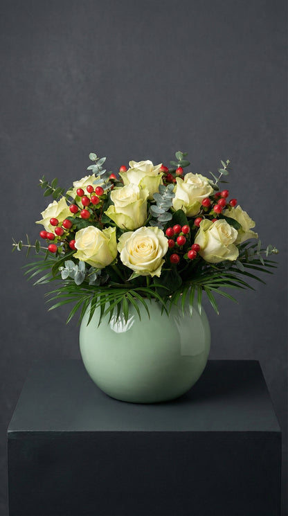 Ivory Berry Serenity  Yeşil Vazoda Beyaz Gül & Hypericum Zarafeti