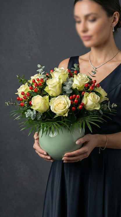 Ivory Berry Serenity  Yeşil Vazoda Beyaz Gül & Hypericum Zarafeti