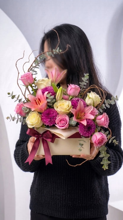 Royal Blossom Harmony Box Lilyum & Gül & Anastasia Tasarım Aranjman – zarif hediye paketi, Çiçeklendir Ankara