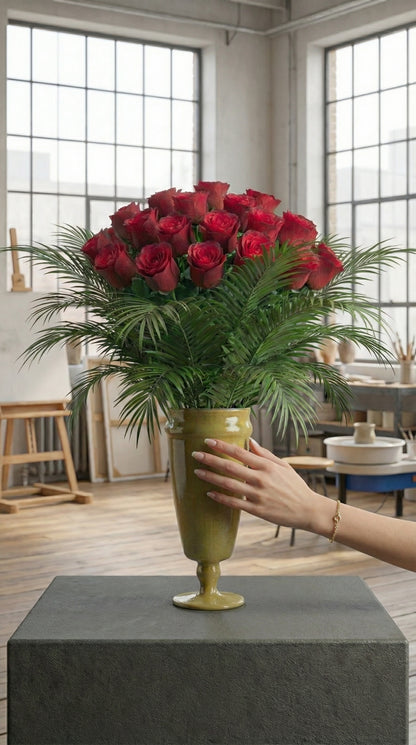 Imperial Palm Roses  Vazoda Asil Kırmızı Güller