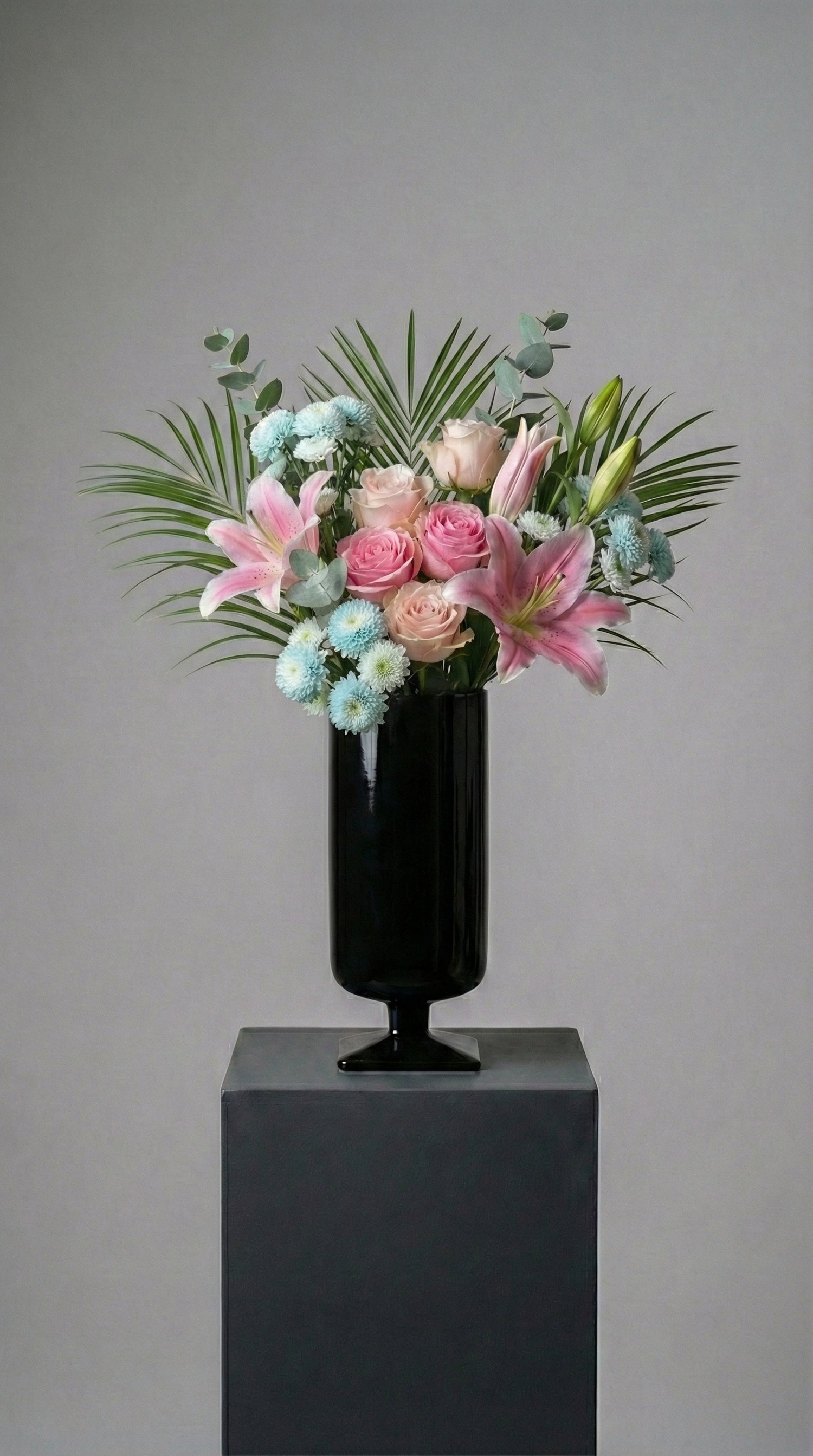 Velvet Lily Harmony  Siyah Vazoda Pembe Lilyum & Gül Zarafeti