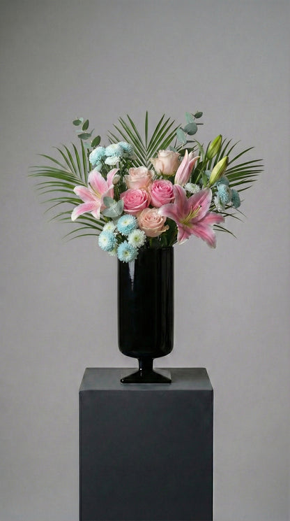 Velvet Lily Harmony  Siyah Vazoda Pembe Lilyum & Gül Zarafeti