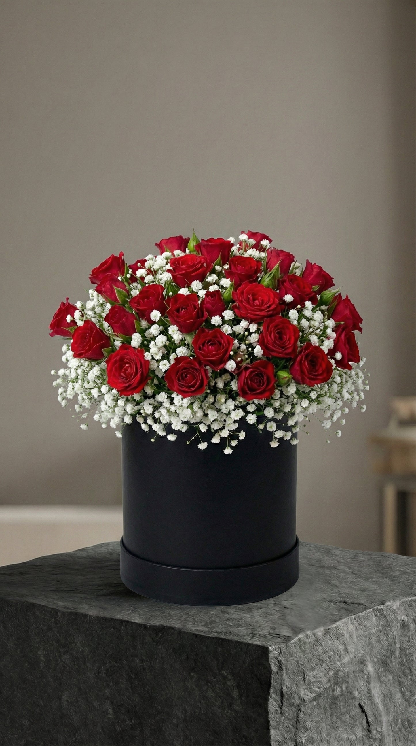 Midnight Pearl Roses Siyah Kutuda Kırmızı Gül Zarafeti