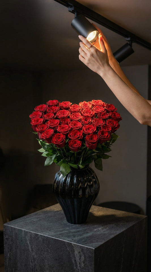 Midnight Rose Empress  Siyah Vazoda Gül İhtişamı